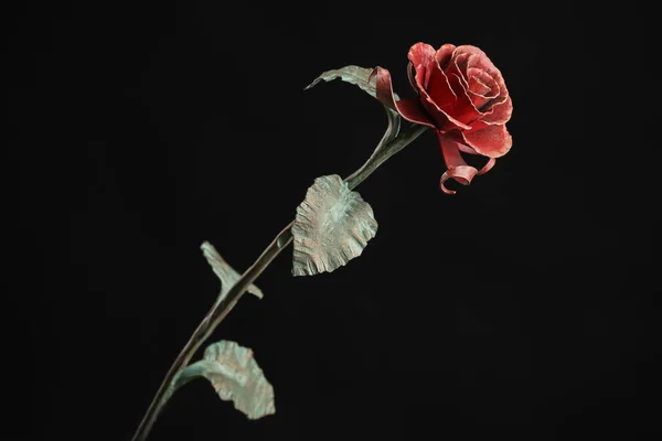 Metal Subiu Com Uma Flor Vermelha Talo Verde Sobre Fundo — Fotografia de Stock