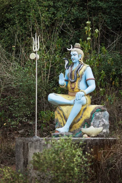 Escultura de dios Shiva con tridente . —  Fotos de Stock