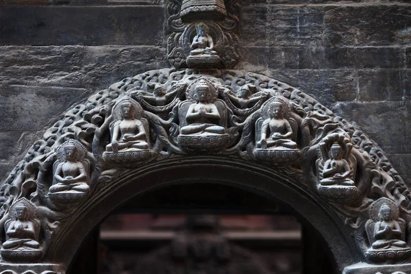 Bouddha et un bodhisattvas sur une arche de pierre de la température bouddhiste — Photo