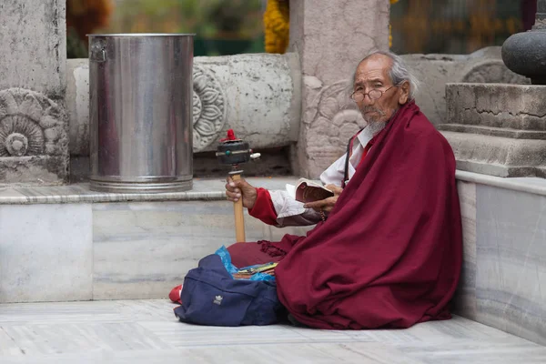 El viejo peregrino budista, gira una rueda pequeña — Foto de Stock