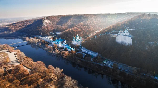 Svyatogorskaya Lavra - antik çağın etrafındaki bir yapı kompleksi