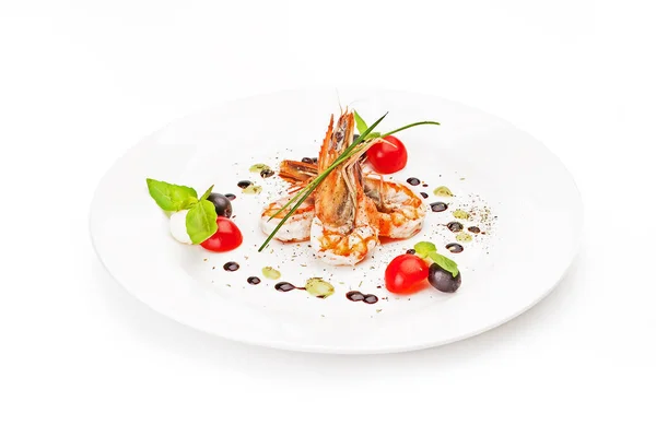 Prepared shrimps with tomatoes and olivas on white dish. — ストック写真