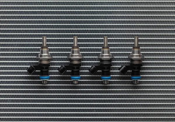 Fyra bränslemunstycken av injektorn är vertikala ligga mot b — Stockfoto