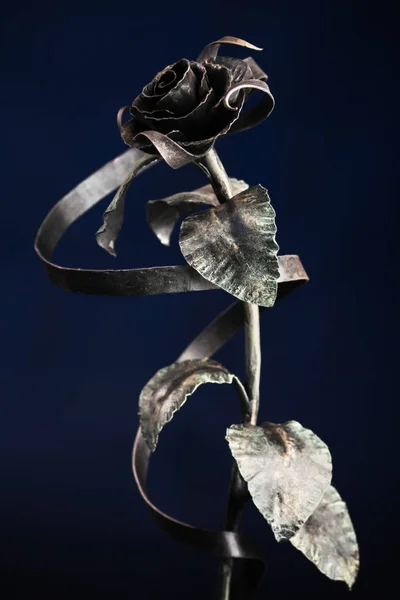 A rosa de bronze com uma fita feita de metal forjado — Fotografia de Stock
