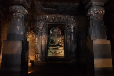 Buda mağarada vaaz veriyor..