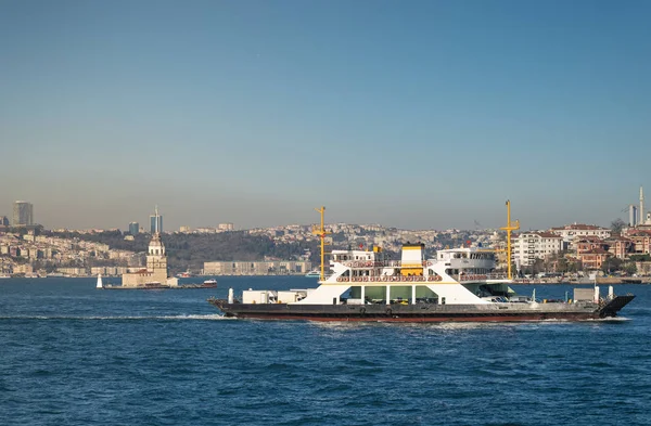 Eine Autofähre, schwimmt durch das Wasser des Bosporus. — Stockfoto