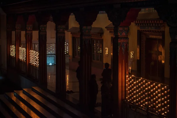 Ритуал зажигания масляных свечей в буддийском храме . — стоковое фото
