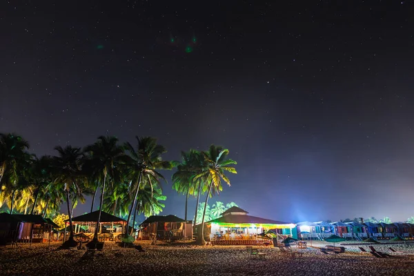 Cafés de Goan, e alojamentos de praia sob as palmas das mãos e céu estrelado . — Fotografia de Stock
