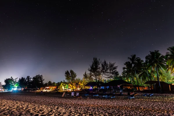 Cafés costeiros da noite, e alojamentos, em um de recursos de Goa abaixo — Fotografia de Stock