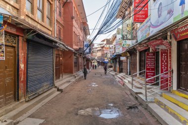 25 Mart 2020. Katmandu, Nepal. Stupa Boudha karantinayla kapandı. Boş sokaklar ve bir stupa etrafında kora. Budist bayrakları rüzgarda dalgalanıyor.