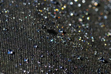 Siyah kumaş üzerinde su damlaları.