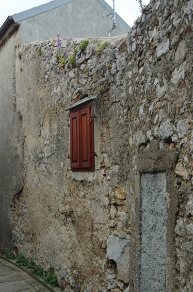 Senj, Kroatien. alte Mauer mit dem Fenster. — Stockfoto