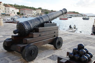 Senj, Hırvatistan. Limanda savaş topu.