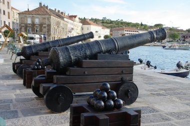 Senj, Hırvatistan. Port toplar.