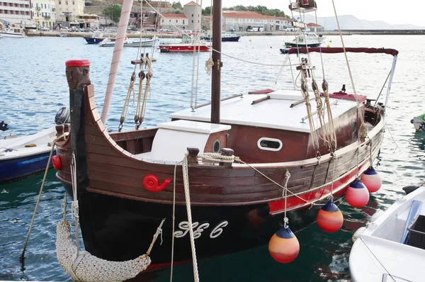 Senj, Kroatien. Segelbåt i hamnen. — Stockfoto