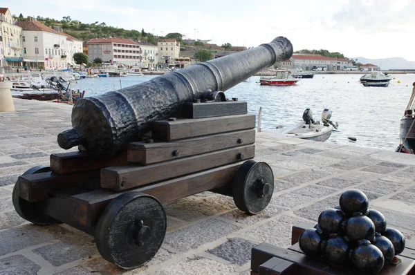 Senj, Hırvatistan. Limanda savaş topu.