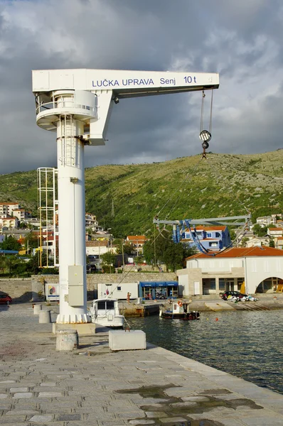 Senj, Croacia. Grúa en el puerto . — Foto de Stock