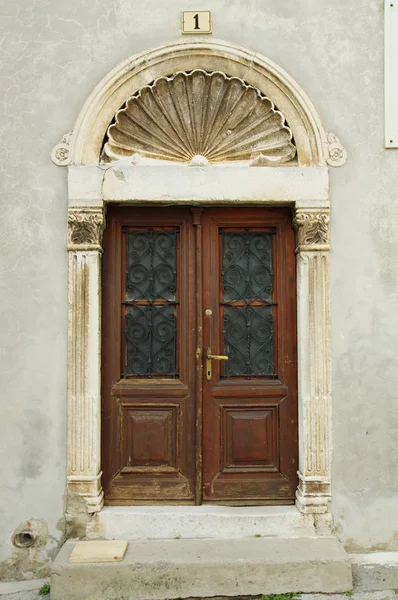 Senj, Kroatië. Sierlijke ingang. — Stockfoto