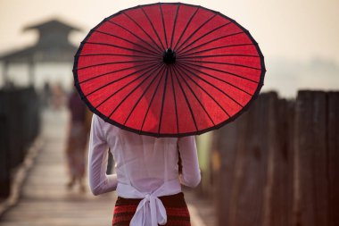  Şemsiye ile Birmanya kadın