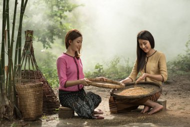 Güzel kadınlar ve arkadaşları