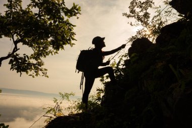 Tırmanma yürüyüş yapan kadın 