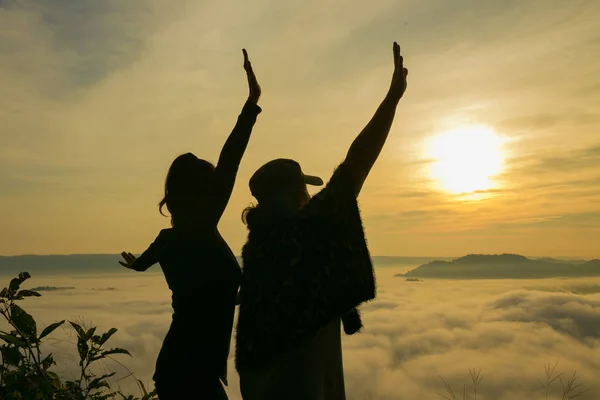 Siluet Ekspresi kebebasan dari dua wanita — Stok Foto