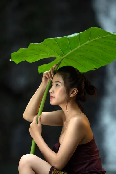 Retrato de mulher com folha — Fotografia de Stock