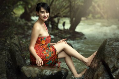 Kadın bir doğal dere rahatlatıcı.