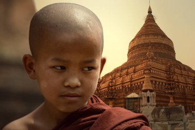 Acemi eski Bagan Mandalay Mynamar Pagoda arka planda.