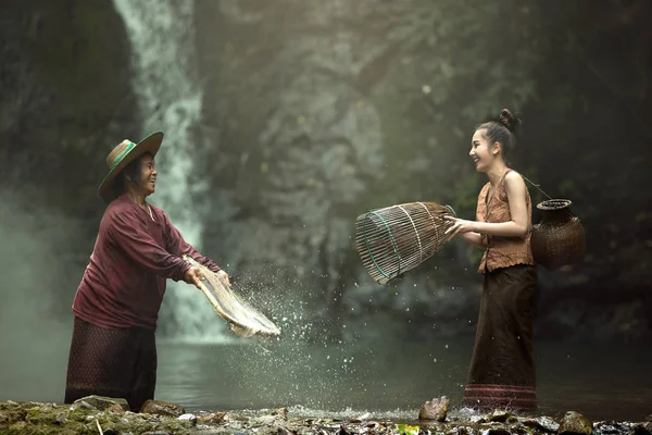 Mãe e jovens na cachoeira — Fotografia de Stock