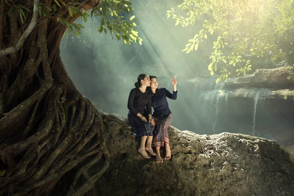 Asiatique, Deux laos femmes en robe traditionnelle assis en regardant la — Photo