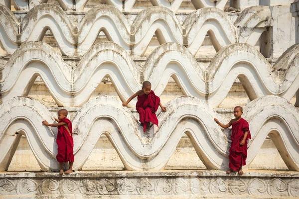 Mianmar novato três estavam subindo o pagode — Fotografia de Stock