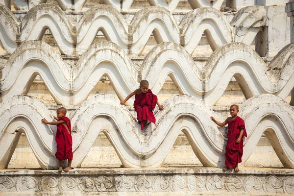 Myanmar pemula tiga sedang mendaki pagoda — Stok Foto