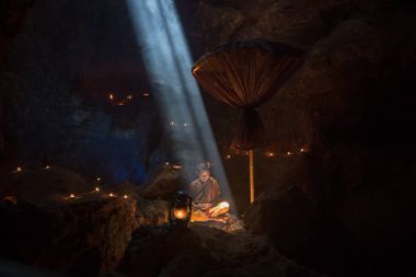 Yeni başlayanlar veya meditasyon oturan rahip 