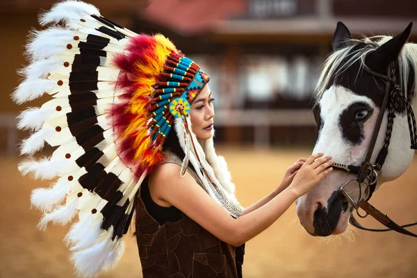 Červené indické ženy s koněm — Stock fotografie