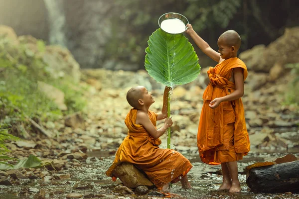 Två nybörjare munkar med vänner — Stockfoto