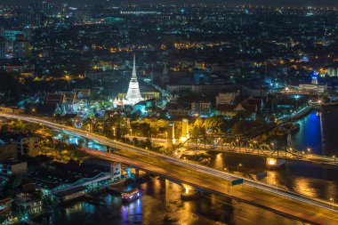 Chao phraya Nehri Köprüsü ve Bangkok tapınakta
