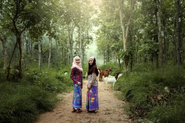 Kadınlar, geleneksel Müslüman elbise keçi eser içinde belgili tanımlık vahşi giyinmiş. 