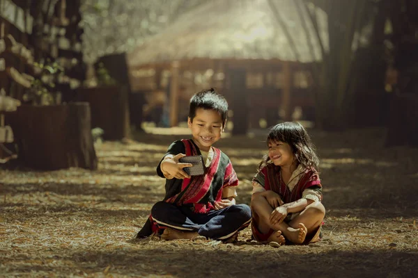 Laos selfie crianças na aldeia — Fotografia de Stock