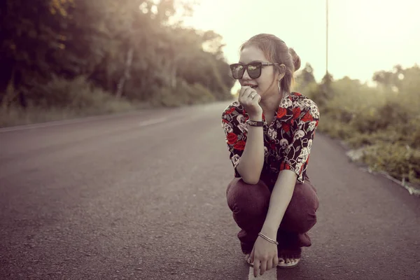 Mujer sola en estilo hipster —  Fotos de Stock