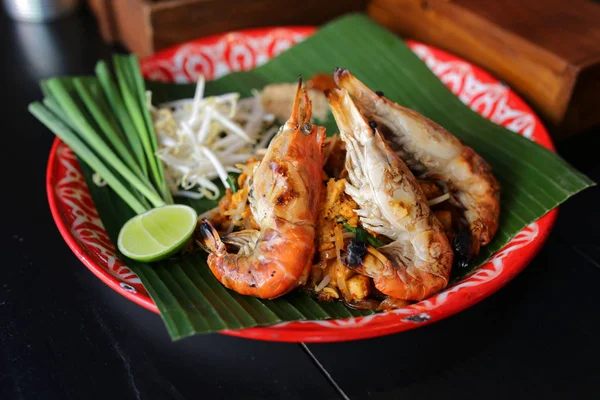 Asiatisk mat nudel stil eller Pad thai i Bangkok — Stockfoto