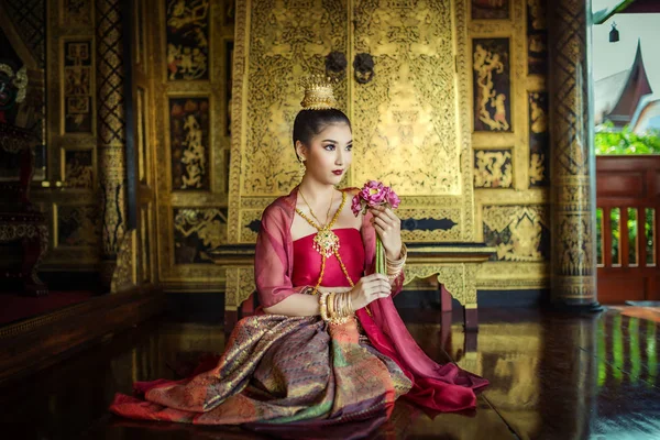 Kvinnor klädda i traditionella thailändska klänning. Enligt hennes koncept — Stockfoto