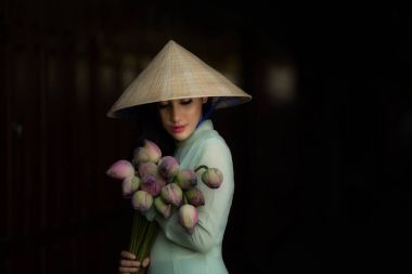Ao dai geleneksel Vietnam'da kadın elbise Vietnam'lotus ile 