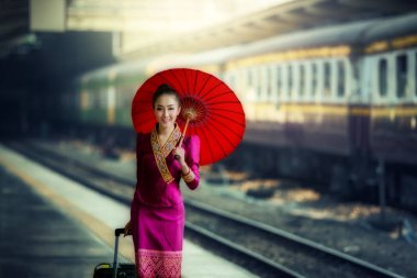 Laos kadınları Hua Lamphong t tren ile seyahat