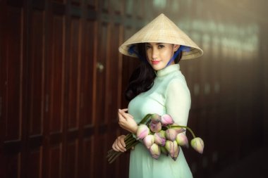 Beyaz Ao dai Vietnam Traditiona içinde şapka giyen güzel kadın