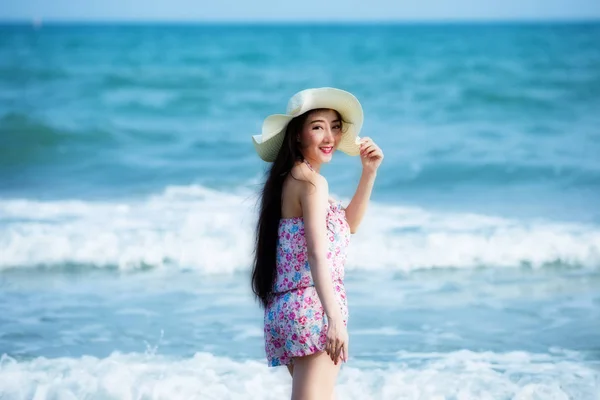 Mujeres sonrientes Retrato de la joven Laos con sombrero y bikin —  Fotos de Stock