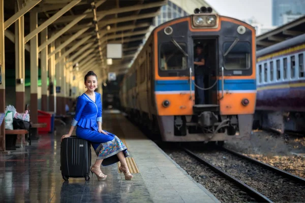 Mulheres Laos bonitas estão viajando com trem em Hua Lamphong T Fotos De Bancos De Imagens