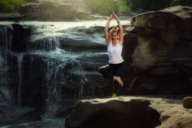 Yoga yaşlı kadın pratik yoga teşkil etmektedir 