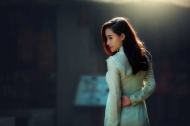 Ao Dai Vietnam genç güzel kadın