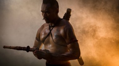 Eski savaşçı adam askerin Bang Rachan bölgesi Tayland 